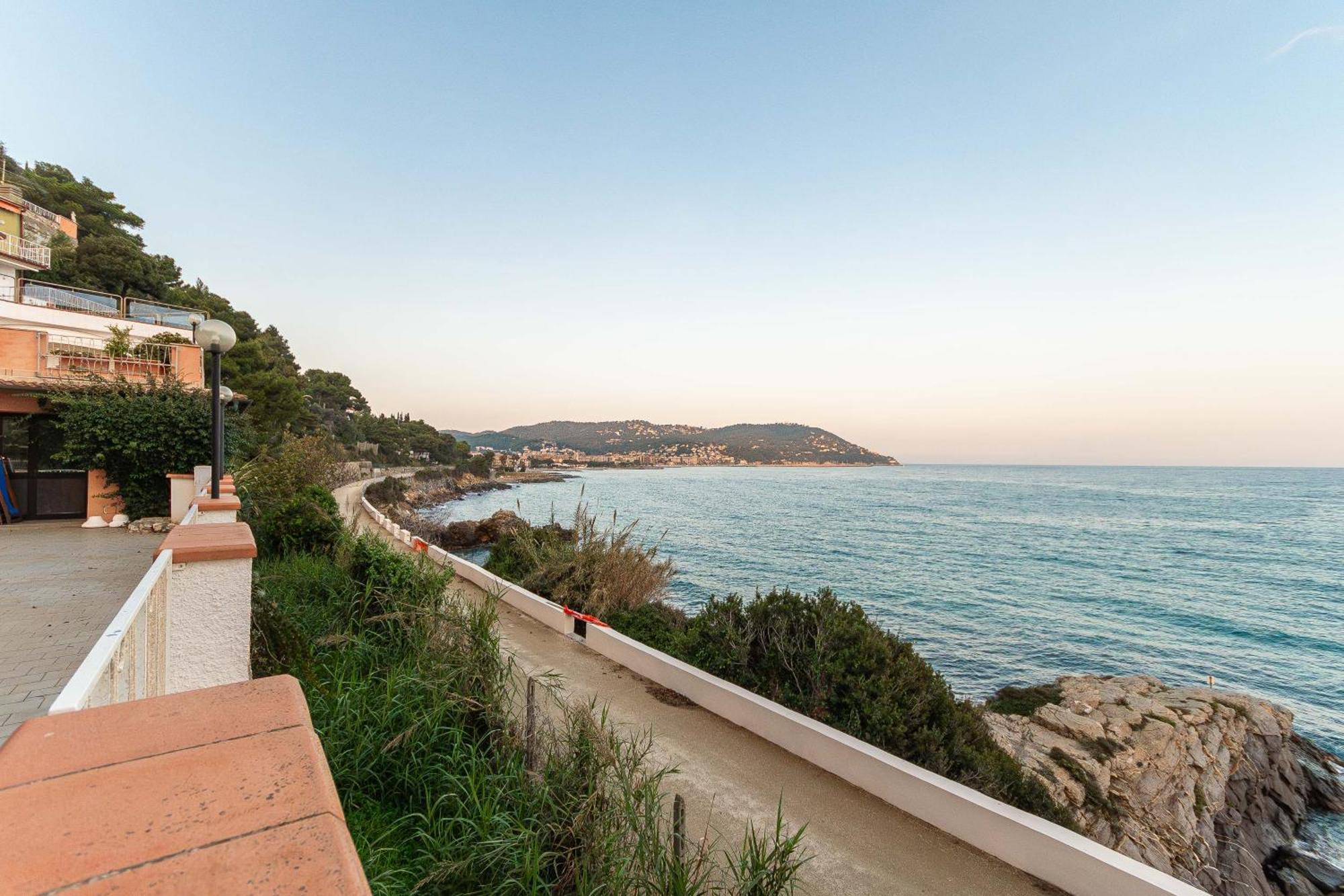 C22 Beachfront Villa - Spa Bath, Pool, Private Beach, Parking Free Andora Exterior foto